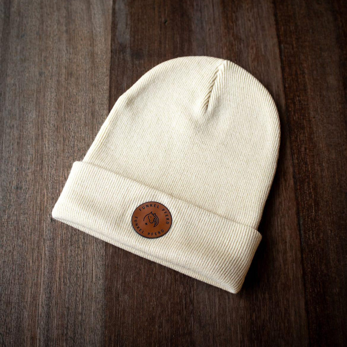 Beanie Wintermütze in beige mit Funkelpferd Logo