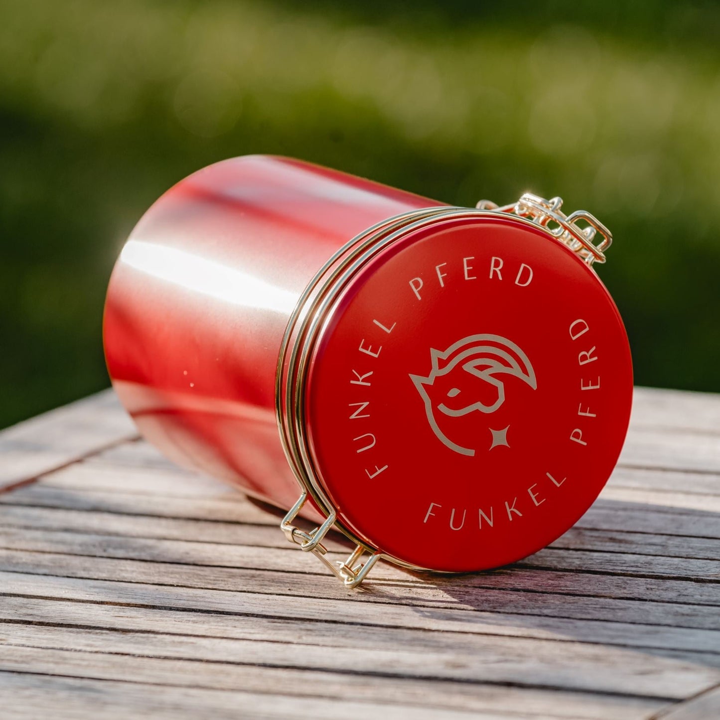 Rote Leckerlidose mit Funkelpferd Logo auf dem Deckel