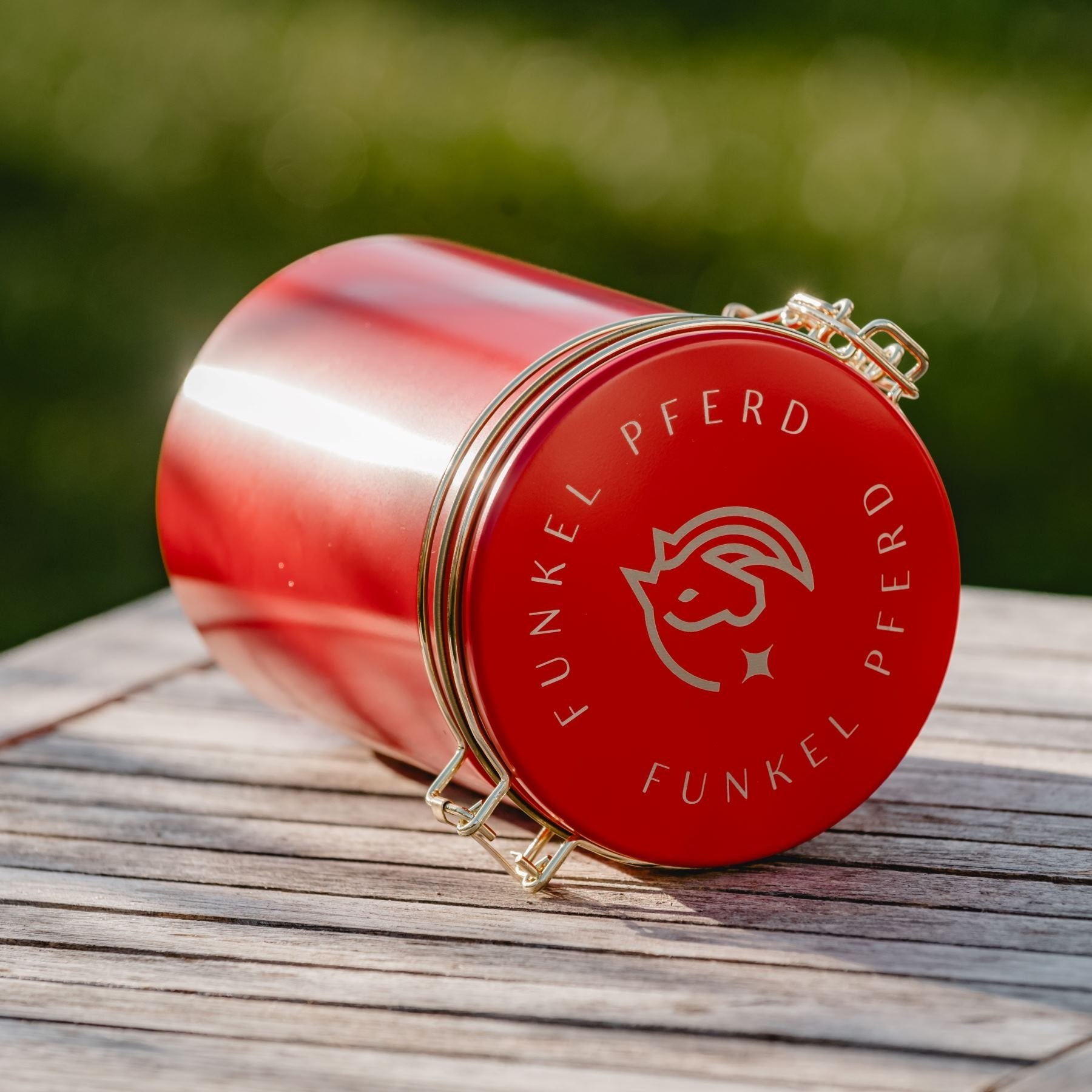 Rote Leckerlidose mit Funkelpferd Logo auf dem Deckel