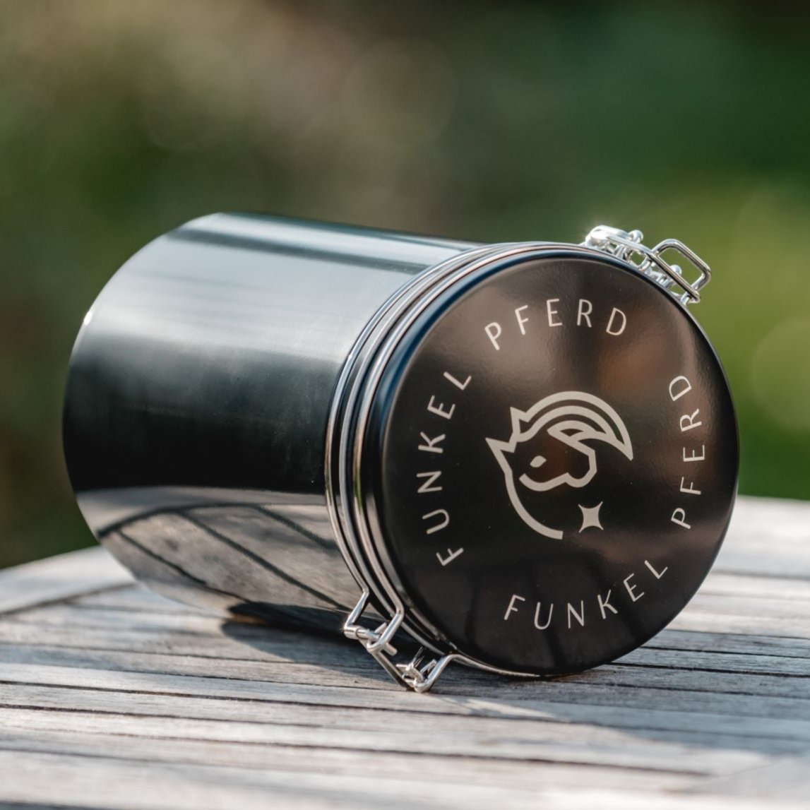 Schwarze Leckerlidose mit Bügelverschluss und Funkelpferd Logo auf dem Deckel