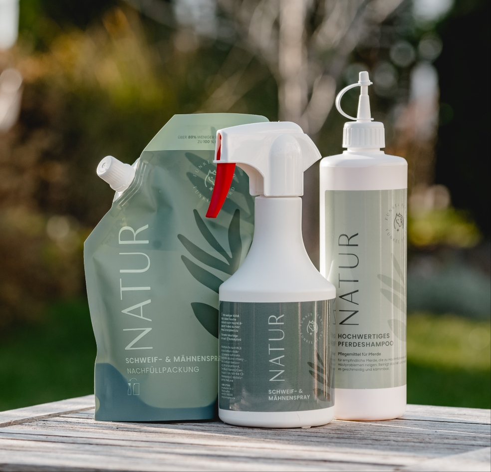 Der Fellpflege Vorteilspack Natur bestehend aus einer Sprühflasche Schweif- und Mähnenspray, einem Nachfüllbeutel Schweif- und Mähnenspray und einer Flasche Shampoo. Alle in der Duftrichtung Natur.