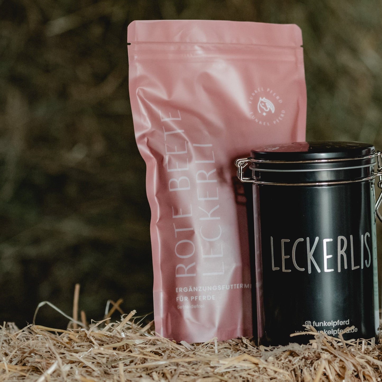 Rote Beete Leckerli in einer Tüte und die passende Leckerlidose dazu