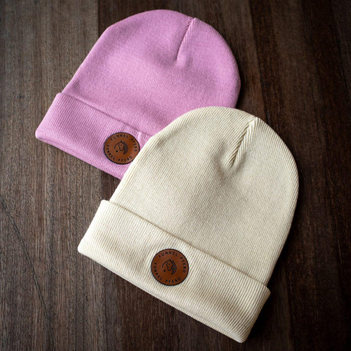 Je eine Beanie in rosa und in beige