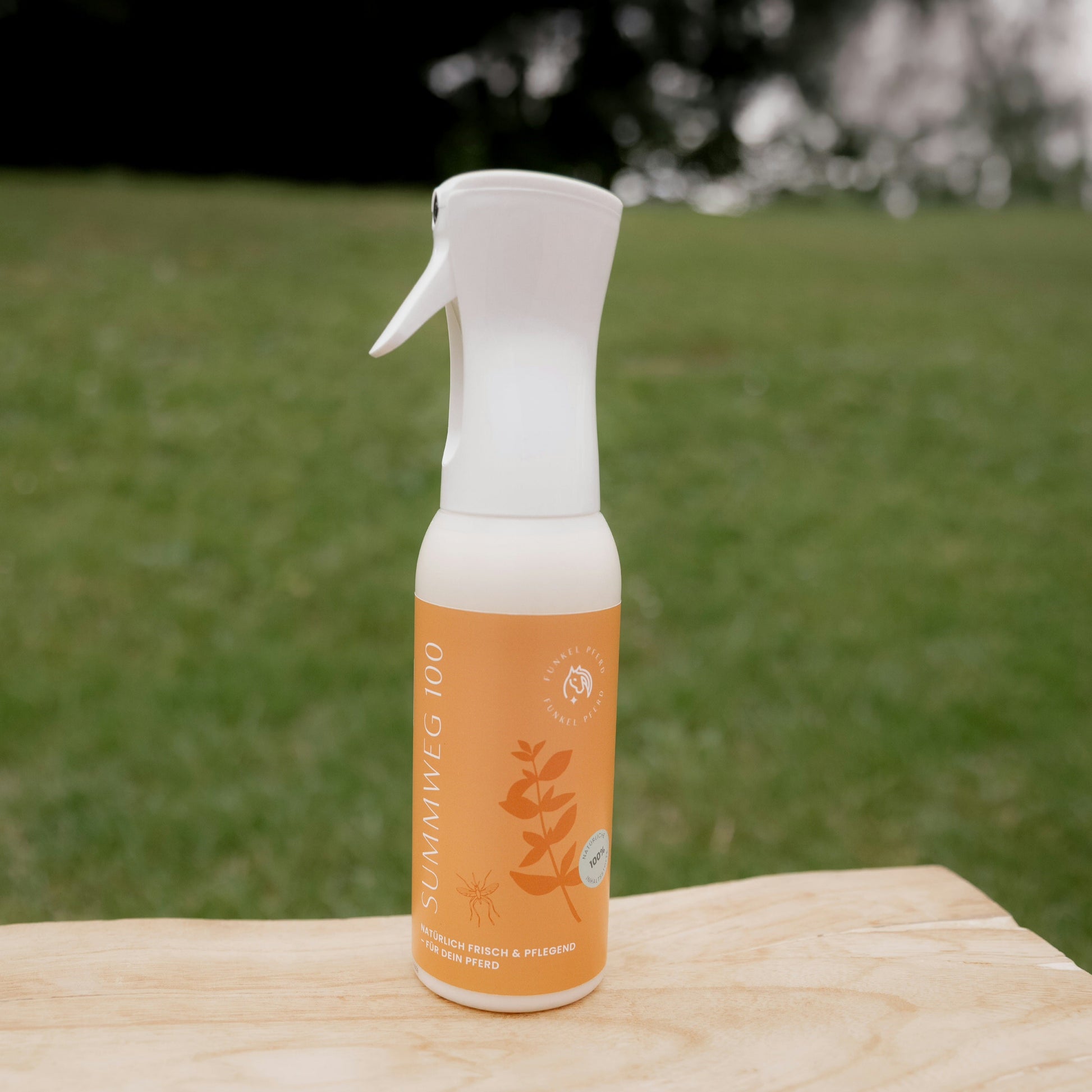 Eine Flasche vom natürlichen Fliegenspray SummWeg von Funkelpferd mit gelben Etikett in einer Flairosolsprühflasche für feinen Sprühnebel