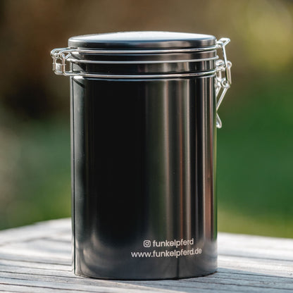 Schwarze Leckerlidose mit Bügelverschluss und Funkelpferd Logo auf dem Deckel