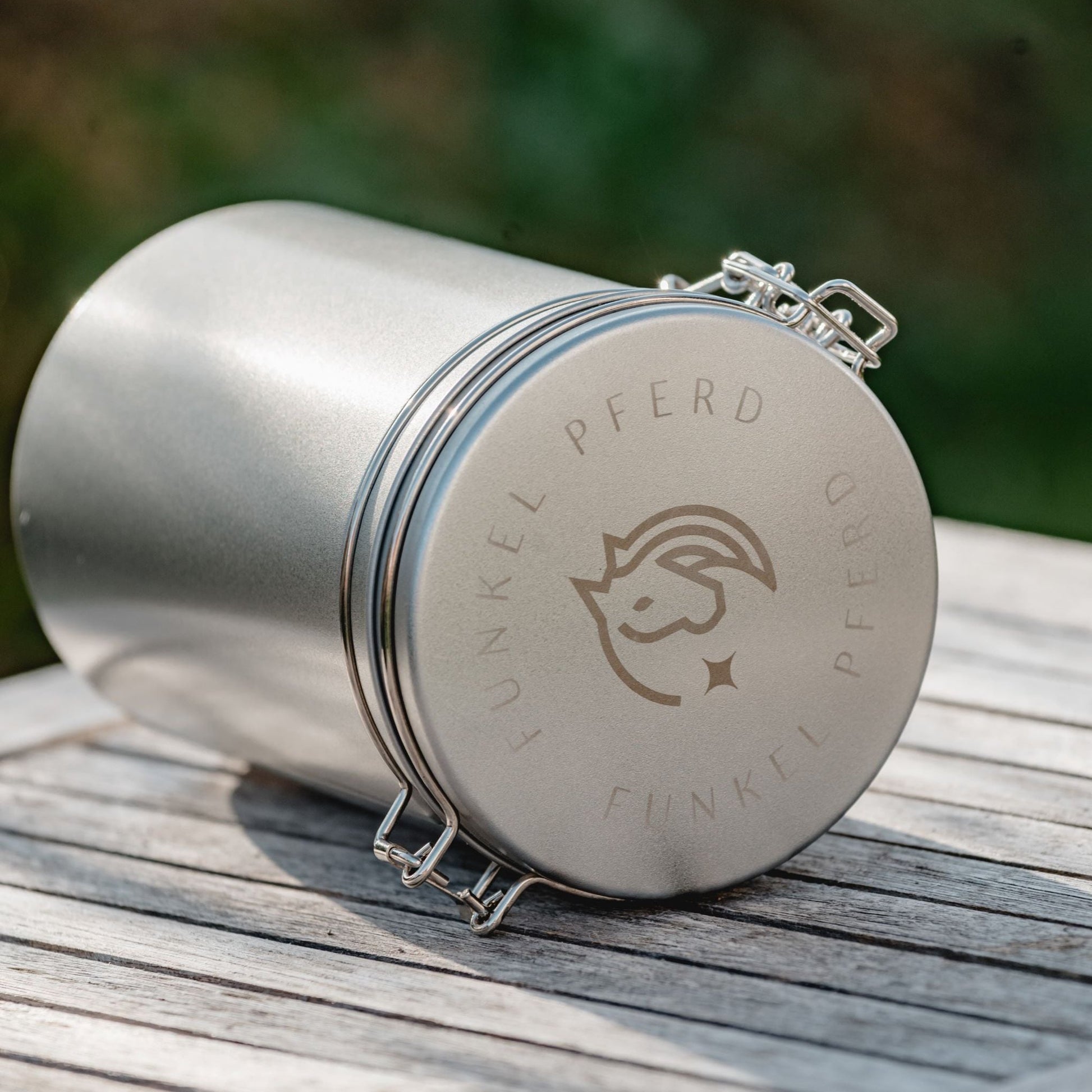 Silberne Leckerlidose mit Funkelpferd Logo auf dem Deckel