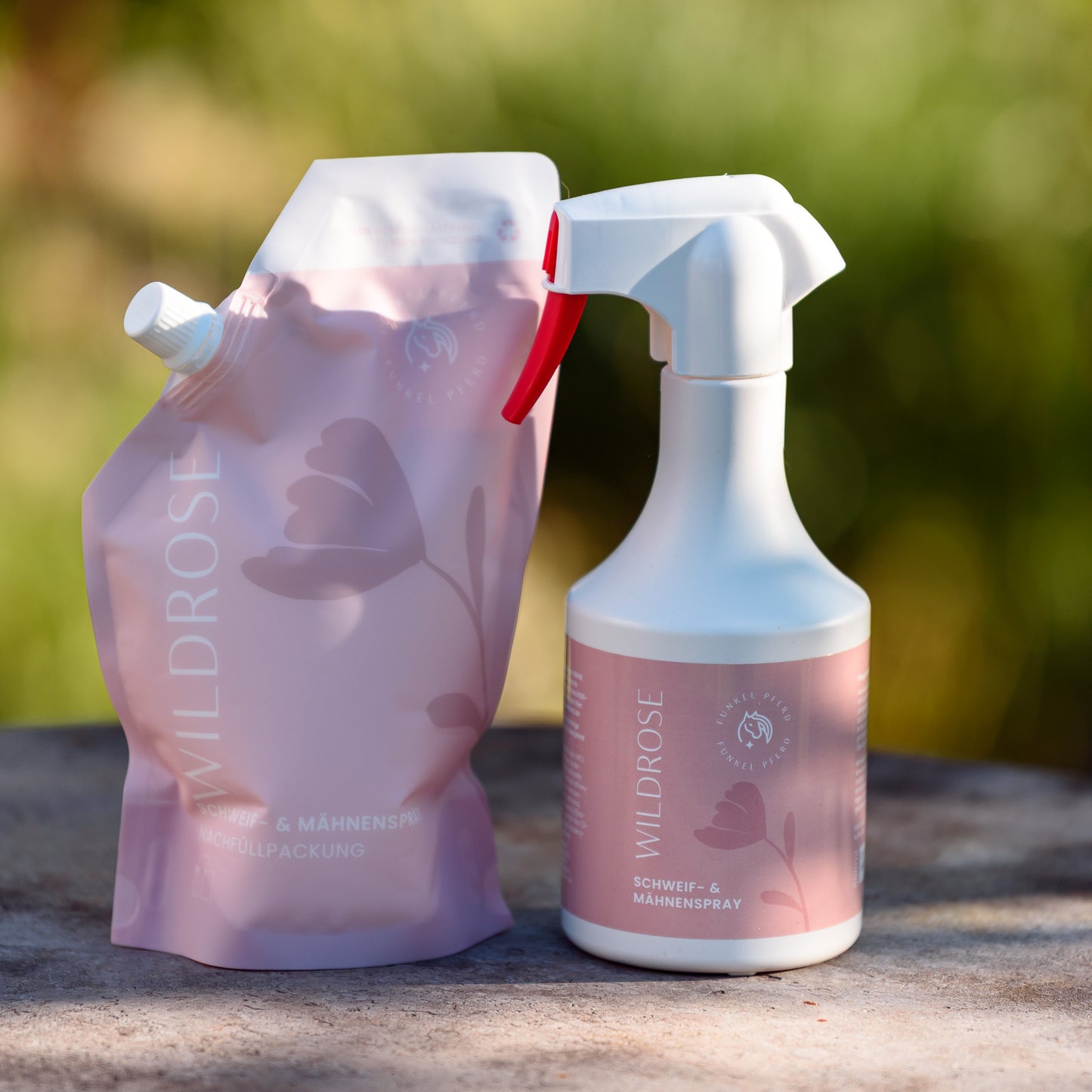 Set aus Nachfüllbeutel und Sprühflasche vom Schweif- und Mähnenspray mit Wildrosenduft