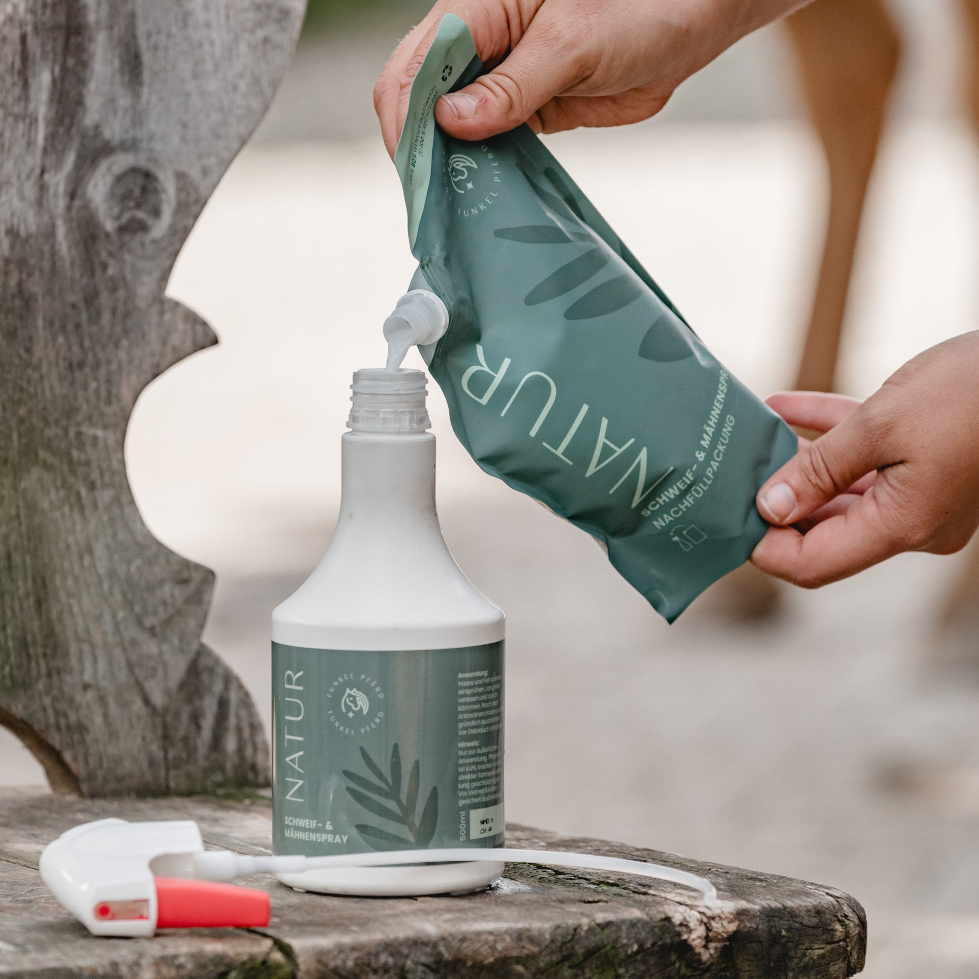 Die Flasche Mähnenspray kann über den Ausgießer des Nachfüllpacks ganz einfachaufgefüllt werden