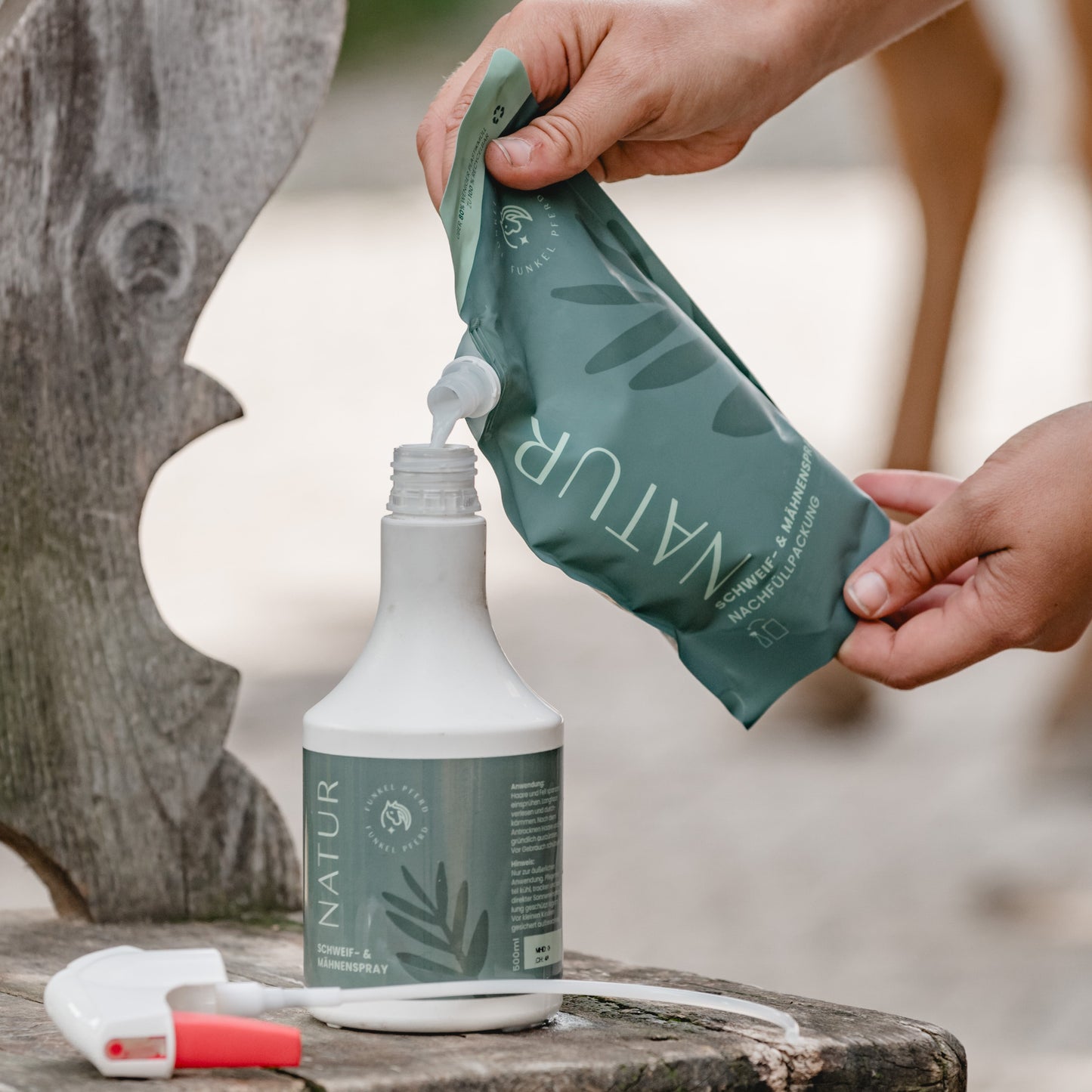 Dank dem Ausgießer lässt sich der Nachfüllbeutel Schweif- und Mähnenspray ganz einfach in die Sprühflasche umfüllen.