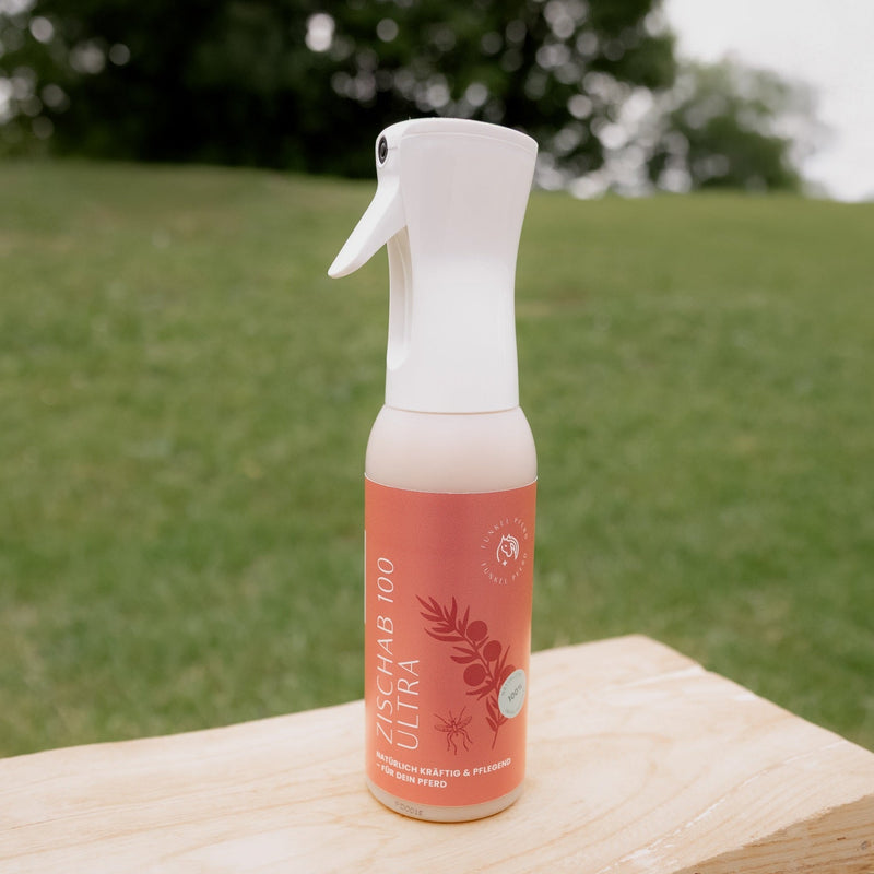 Natürliches Fliegenspray ZischAb von Funkelpferd mit rotem Etikett in einer Flairosol Sprühflasche für feinen Sprühnebel