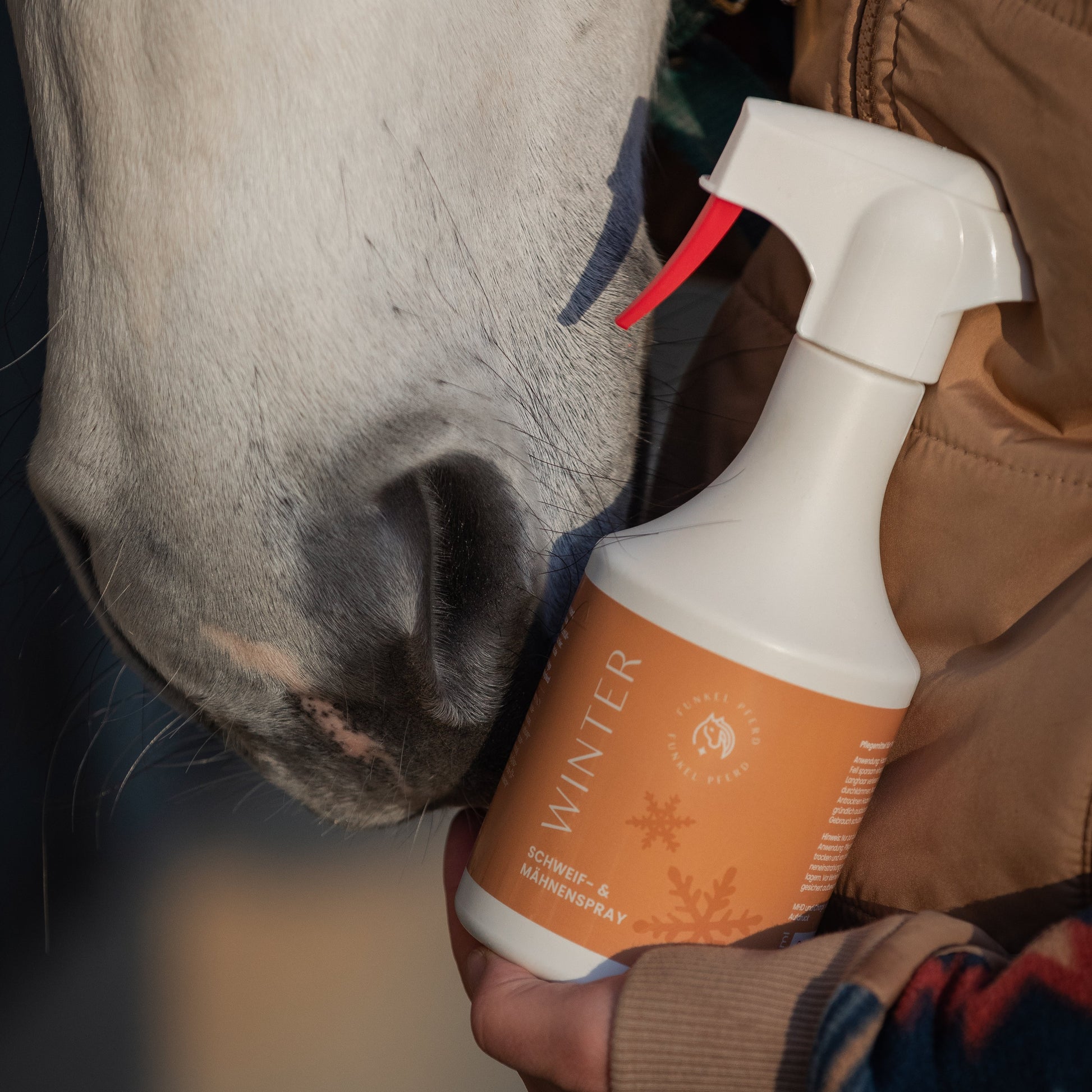 Pferdenase neben Sprühflasche Schweif- und Mähnenspray Winterduft